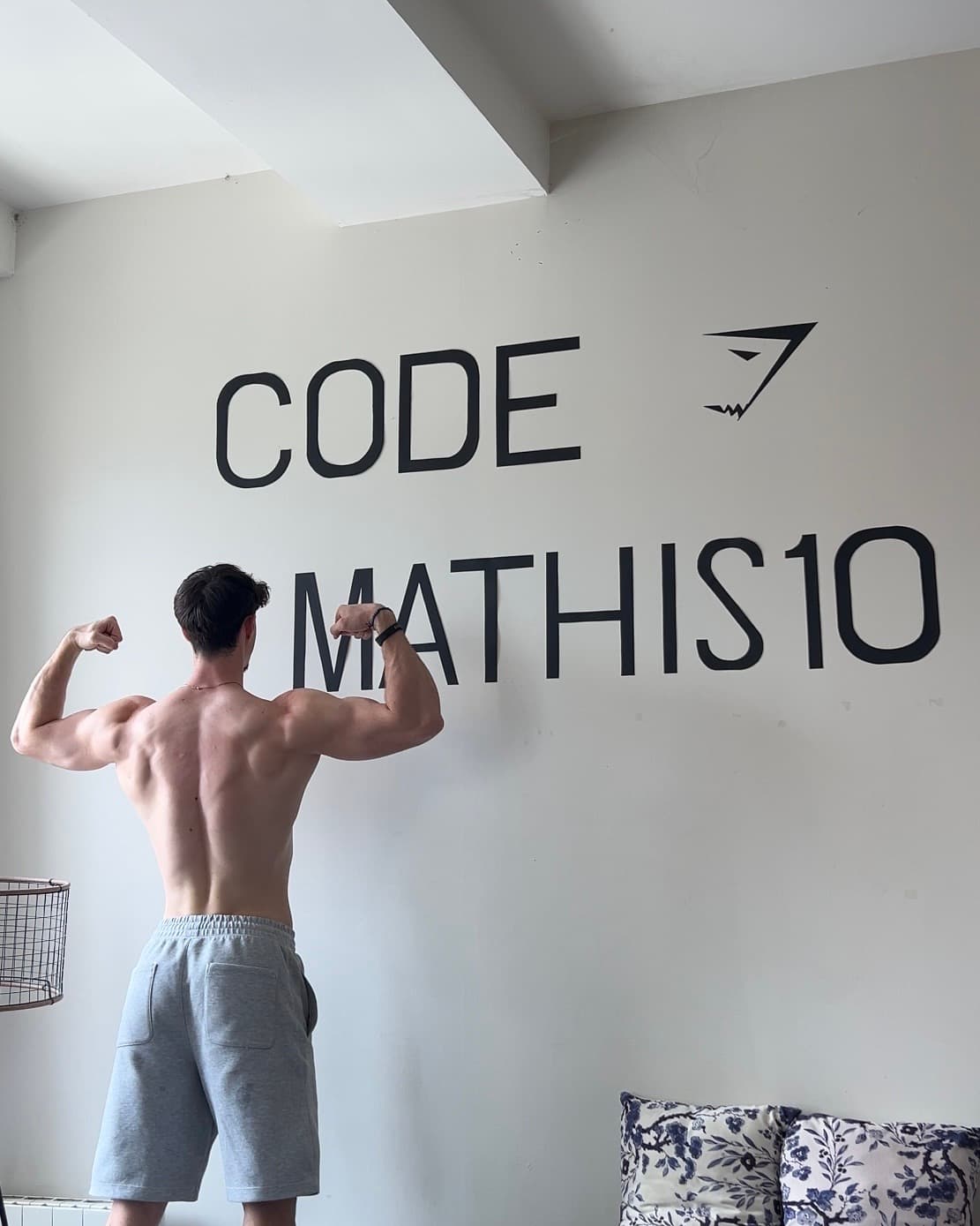 Mathis Dovina devant le mur au code Gymshark MATHIS10